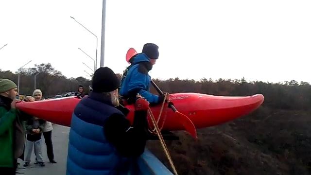 Прыжок с Арочного моста на каяке смотреть онлайн