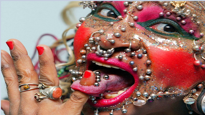 Современная красота и непонимание многих людей! Ужасы и стиль смотреть онлайн