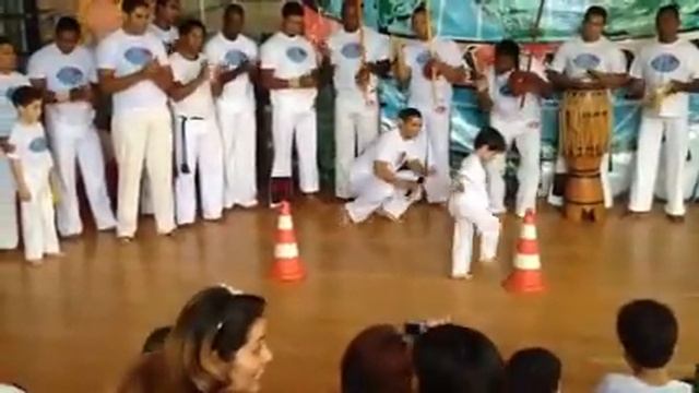 Rafa trocando de corda (capoeira) смотреть онлайн