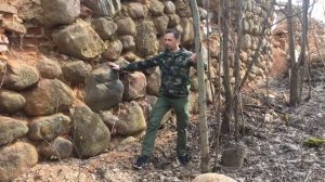 Стена из крупных валунов.