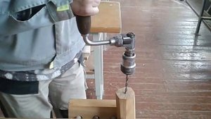 Сверление дерева коловоротом. Подготовка детали к установки на токарный станок по дереву.