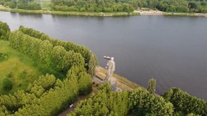 Огромный памятник Ленину возле Дубны с высоты птичьего полета