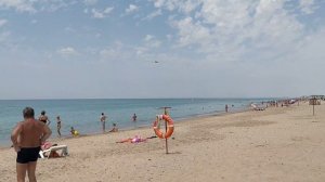 Полет военного самолета на низкой высоте над морем в г.Саки