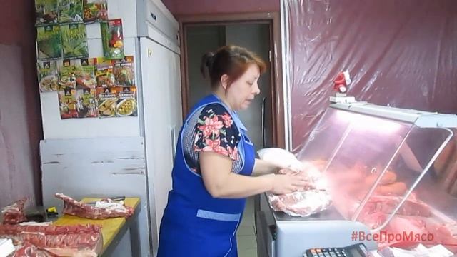 Покупатели выбирают мясо. Продажа свинины