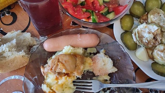 ОБЖОР / МУКБАНГ / КАРТОШКА ПЮРЕ С МЯСОМ И СОСИСКАМИ / СОЛЕНЬЯ И ЛЕТНИЙ САЛАТ смотреть онлайн