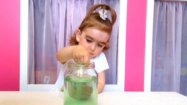 Как сделать торнадо в банке How to make a tornado in a jar смотреть онлайн