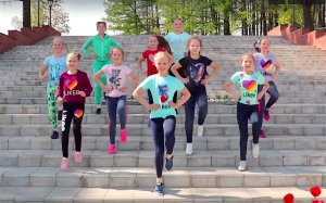 Игротанец  *Веселая Зарядка*
Смотрим слушаем и повторяем