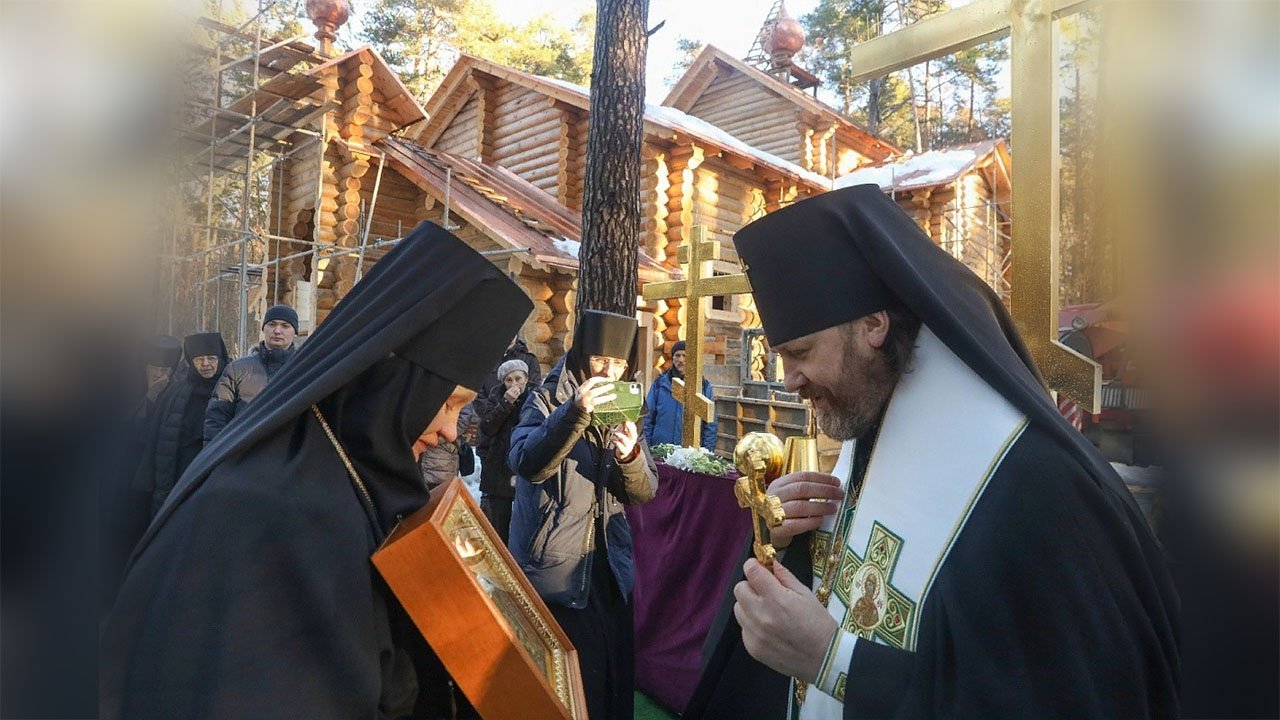 Освящение крестов на купола храма во имя Силуана Афонского в д.Барвиха