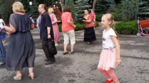 ШЛЁПАЛИ ШЛЁПКИ, МОИ ПЯТКИ! ТАНЦЫ В ПАРКЕ ГОРЬКОГО ХАРЬКОВ СЧАСТЛИВЫЕ ДНИ