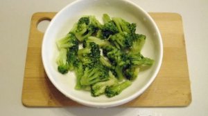 Легкий салат с яйцами, брокколи и крабовыми палочками