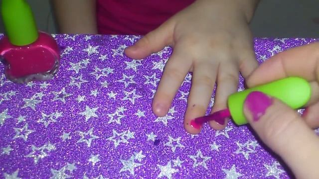 Делаем разноцветный маникюр с наклейками Make a colorful manicure with stickers смотреть онлайн