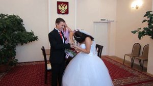 В ЗАГСе одеваем кольца