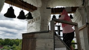 Звонарь Анна Слепцова на колокольне Воскресенского собора Тутаева 28.07.2019