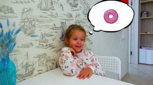 Мама учит Леру правильно питаться - правила поведения для малышей