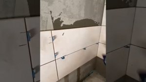 Точная разметка отверстий на кафельной плитке.