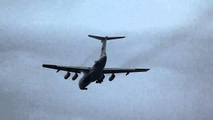 ИЛ 78 идёт на посадку при низкой облачности