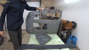 Черный салон в Приору. Покраска дверных карт в черный мат.