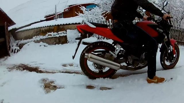По снегу на мотоцикле - типичный байкер апреля
