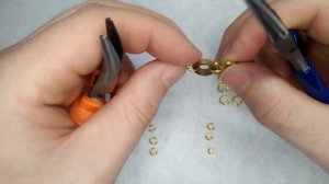 Кольчужный браслет с круглыми деревянными бусинами