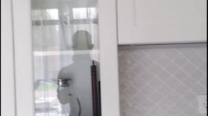 Уютная белая кухня в стиле неоклассика. Смотреть обзор