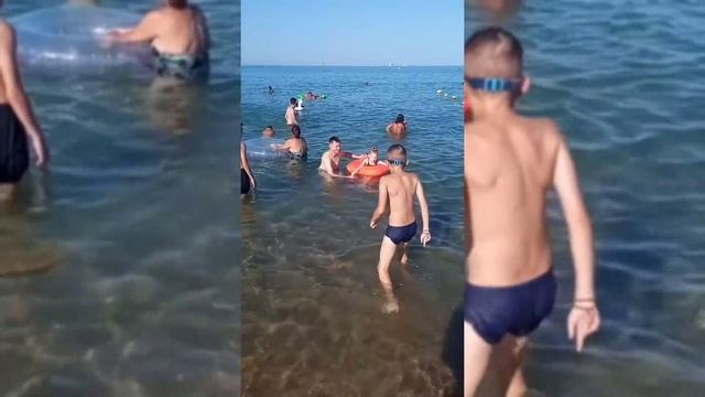 Дети на пляже в Барселоне. смотреть онлайн