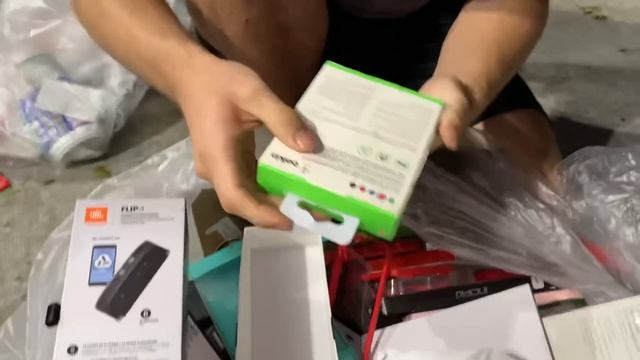 DUMPSTER DIVING VERIZON!! FOUND RARE SMART WATCH & MORE!! смотреть онлайн