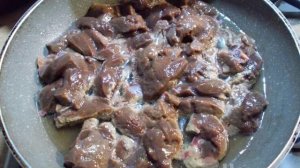 Говяжья печень тушеная с луком и помидорами