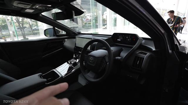 รีวิวเจาะลึก Toyota bZ4X AWD สเปคไทย 1.836 ล้าน แบต 71.4 kWh มอเตอร์คู่ 218 แรงม้า ภายในกว้างนะ แต่ смотреть онлайн