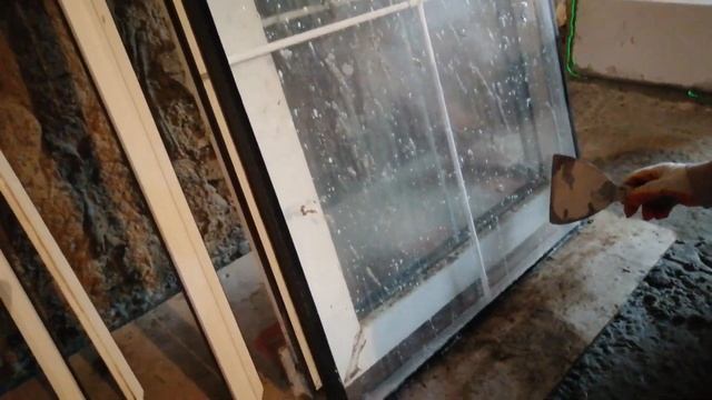 Ремонт старого дома. Жена кладет перегородки из газоблока.
