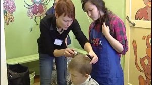 Будущие парикмахеры стригут детей бесплатно