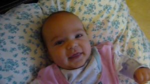 Малыш испугался телефона