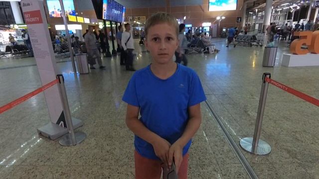 Один на самолете. Перевозка несопровождаемого ребенка смотреть онлайн