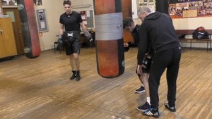 Бокс: положение передней ноги во время удара