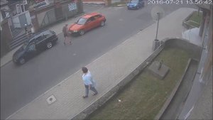 Сумасшедший водитель специально сбивает человека