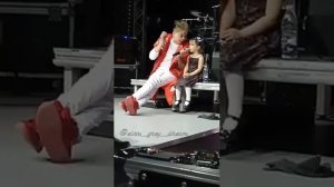 Элвин Грей поет с маленькой девочкой