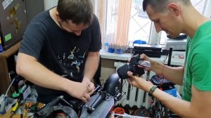 Гайд и лайфхак. Как устранить люфт рулевой рейки на самокате Kugoo M4 Pro ?