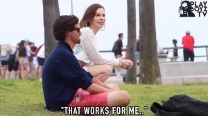 ДЕВУШКА С СОЧНОЙ ПОПКОЙ САДИТСЯ НА КОЛЕНИ СЛУЧАЙНЫМ НЕЗНАКОМЦАМ / РЕАКЦИЯ МУЖЧИН