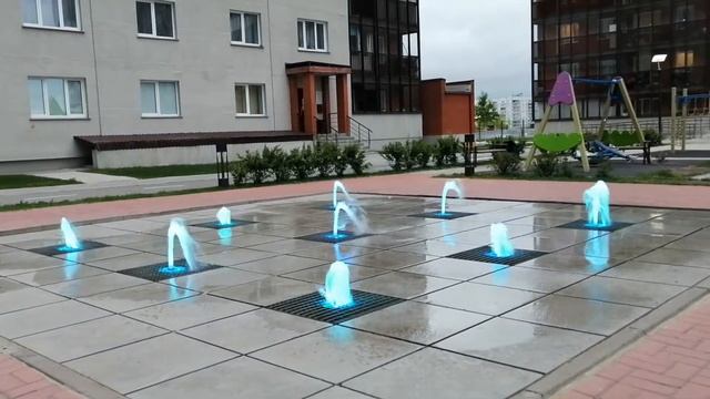ЖК Стрижи на Родниках - цветной фонтан во дворе дома / Жилые комплексы Новосибирска