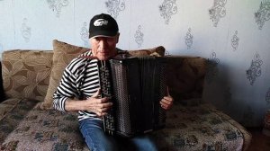 Девушка в платье из ситца. Баян.