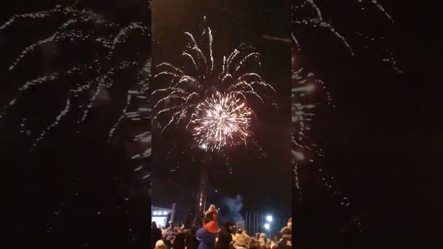 Мы пошли на ёлку, самое красивое это салюты😀 Поставь лайк если любишь новый год!!!🖒 смотреть онлайн