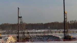Погружение свай. Гусеничные краны МКГ-25БР со сваебойным оборудованием.
