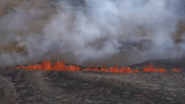 Мощное извержение вулкана в Исландии. Видео из жерла вулкана