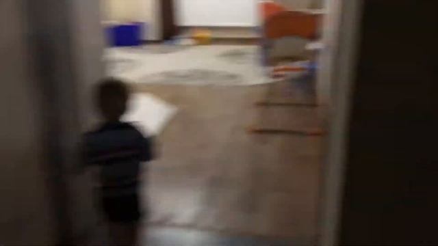 Как малыш Ян ест суп лапшу и играет с мамой. How little Yan eats soup noodles and plays his mom.