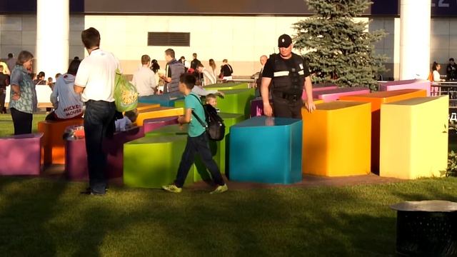 ТЦ "Калейдоскоп". Охрана охраняет газон в "День города". смотреть онлайн