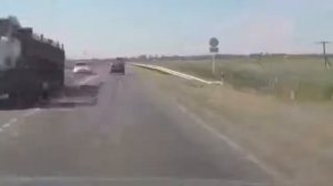 Кирпич попал в лобовое стекло