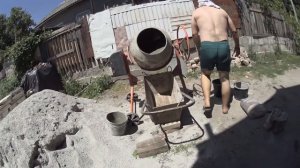 Заливаем бетон , строечка, двор.)