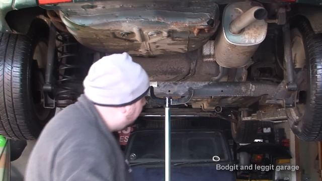 how remove and install back spings on a car bodgit and leggit garage смотреть онлайн