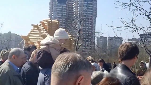 Попытка освятить куличи у нового храма в Олимпийке смотреть онлайн