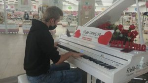 Парень классно сыграл на рояле в Меганоме "Реквием по мечте"!!!