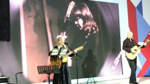 Жанна Бичевская поёт песню Булата Окуджавы "Простите пехоте".